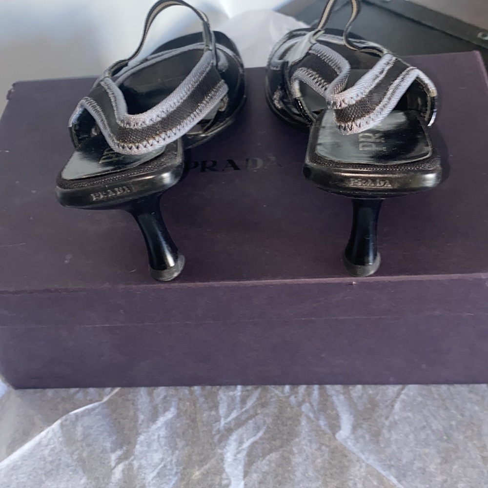 Vintage Prada sandal with black and a little gray trim in size 5 - Picture 4 of 13